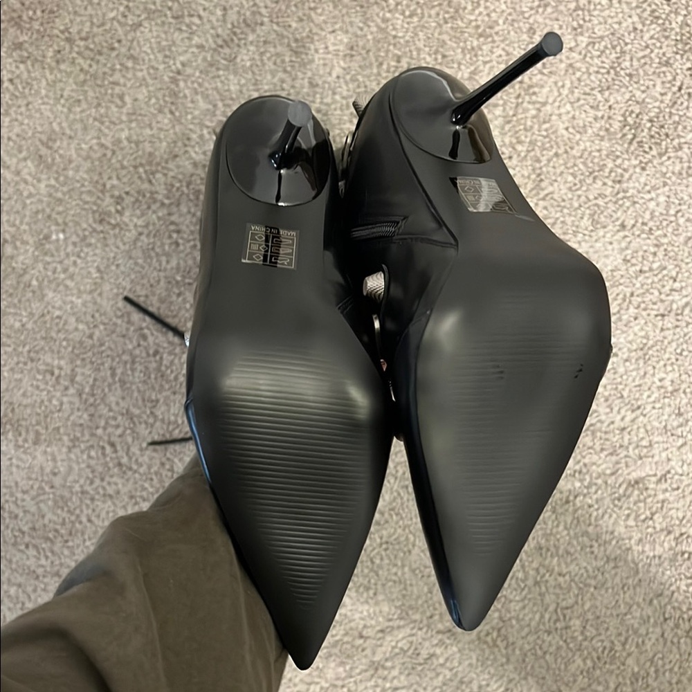 Stylish Black Leather Women's Boots - Picture 3 of 4